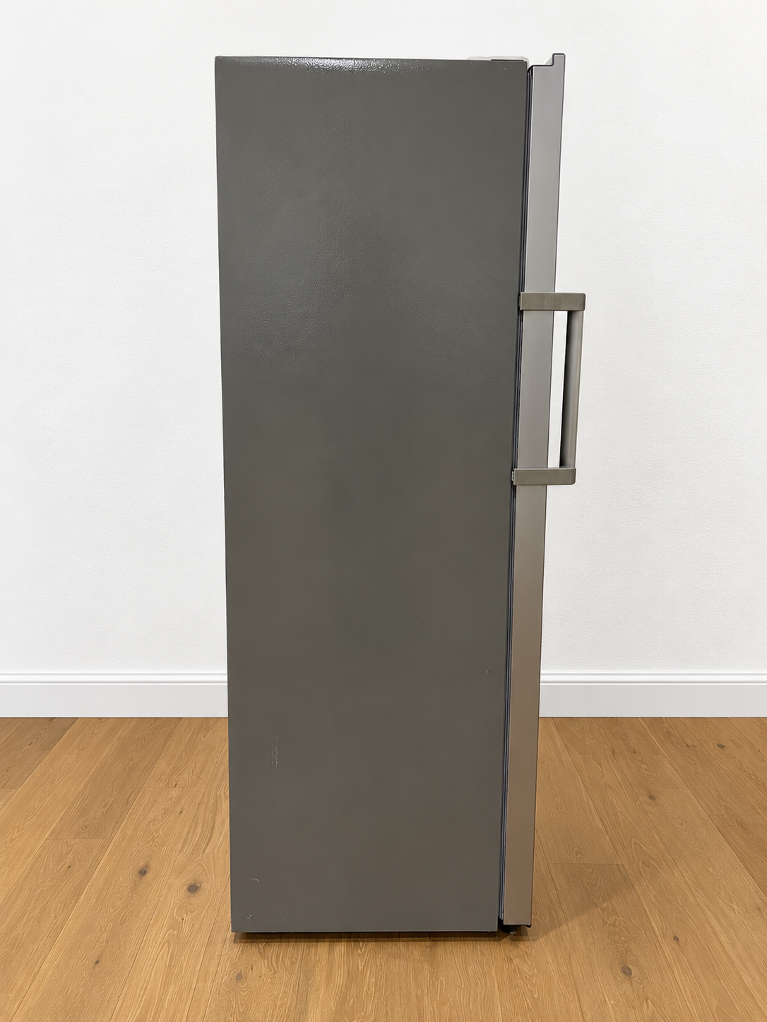 Opposite side view of the actual unit showing the door handle